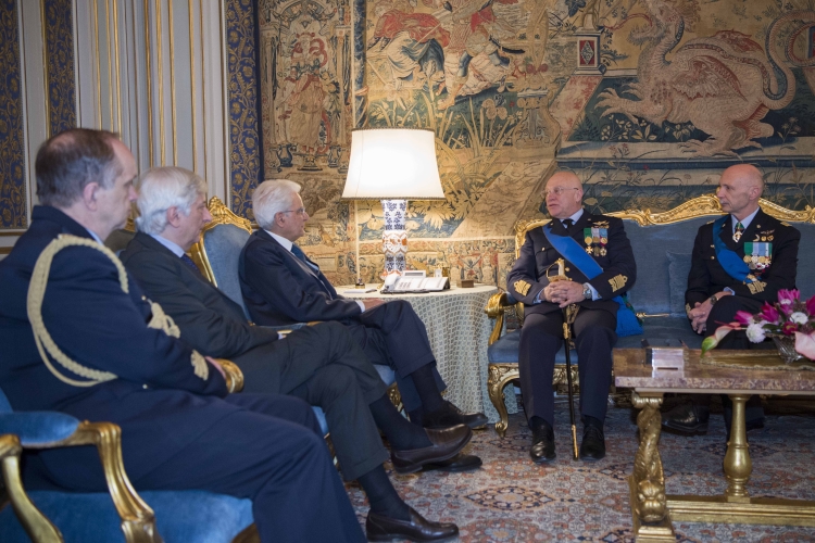 Il Presidente Sergio Mattarella con il Generale S.A. Pasquale Preziosa e il Generale S.A. Enzo Vecciarelli, 