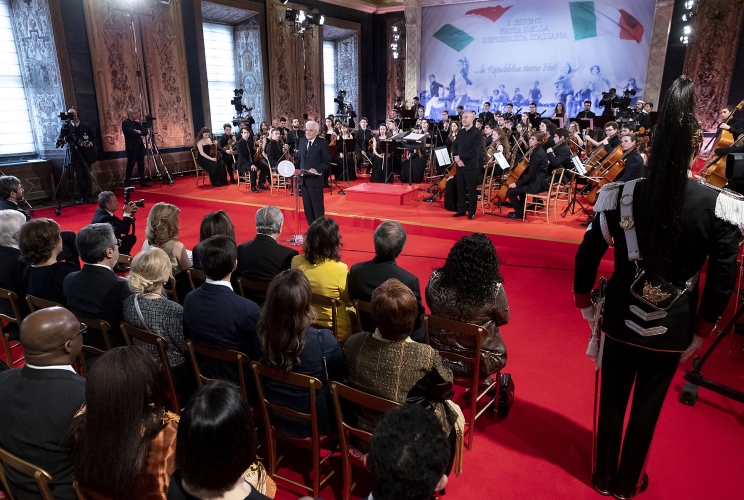 Il Presidente Sergio Mattarella rivolge il suo intervento in occasione del concerto eseguito dall’Orchestra Giovanile Italiana, diretta dal Maestro Marco Angius, in onore del Corpo Diplomatico accreditato presso lo Stato Italiano