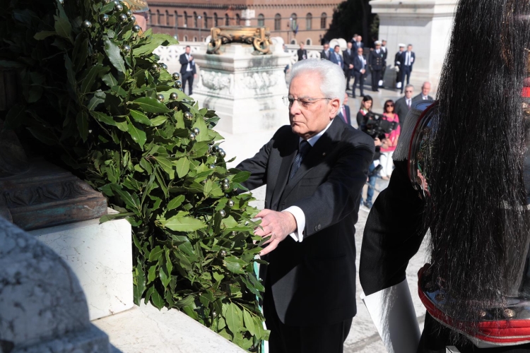 Il Presidente della Repubblica Sergio Mattarella depone una corona di alloro all'Altare della Patria in occasione del 2 giugno, Festa Nazionale della Repubblica