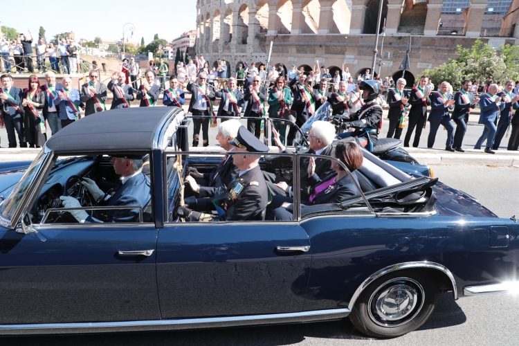 Il Presidente della Repubblica Sergio Mattarella con il Ministro della Difesa Elisabetta Trenta e il Capo di Stato Maggiore della Difesa Enzo Vecciarelli, ai Fori Imperiali in occasione del 2 giugno, Festa Nazionale della Repubblica