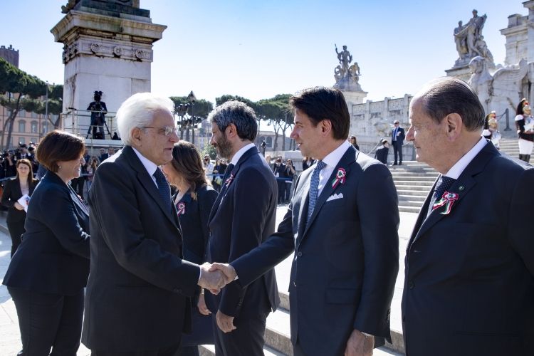 Il Presidente della Repubblica Sergio Mattarella con il Primo Ministro, Giuseppe Conte, all'Altare della Patria in occasione della Festa della Repubblica. 
