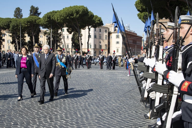 Il Presidente della Repubblica Sergio Mattarella con la Ministra della Difesa, Elisabetta Trenta, all'Altare della Patria in occasione della Festa della Repubblica
