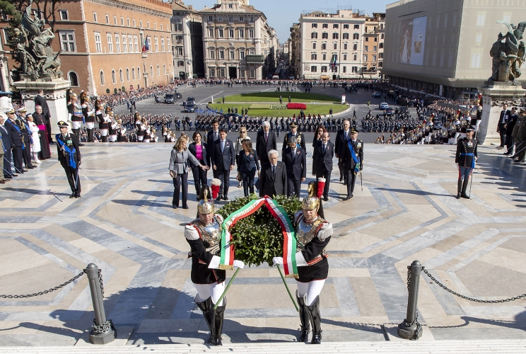 Il Presidente della Repubblica Sergio Mattarella in occasione della deposizione di una corona d’alloro all’Altare della Patria per la Festa Nazionale della Repubblica, oggi 2 giugno 2019.
