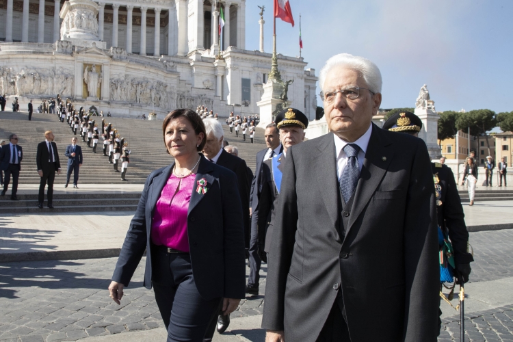 Il Presidente della Repubblica Sergio Mattarella con la Ministra della Difesa, Elisabetta Trenta, all'Altare della Patria in occasione della Festa della Repubblica
