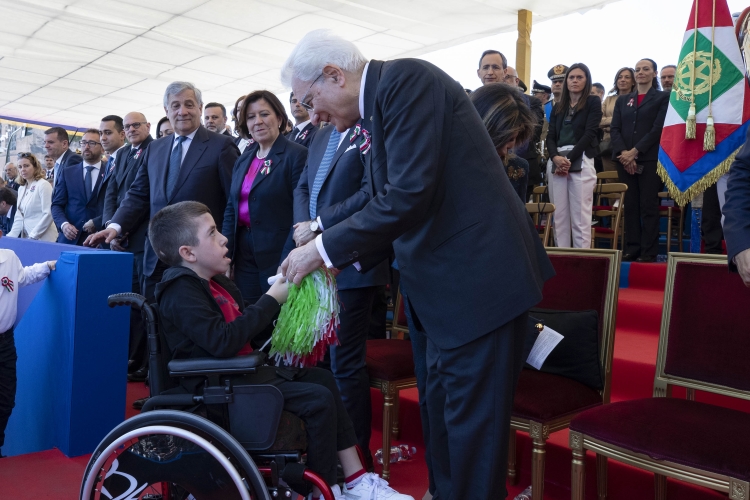Il Presidente della Repubblica Sergio Mattarella con il Ministro dell'Istruzione Marco Bussetti e con una rappresentanza di studenti che dona al Presidente della Repubblica un puzzle in occasione della Festa della Repubblica
