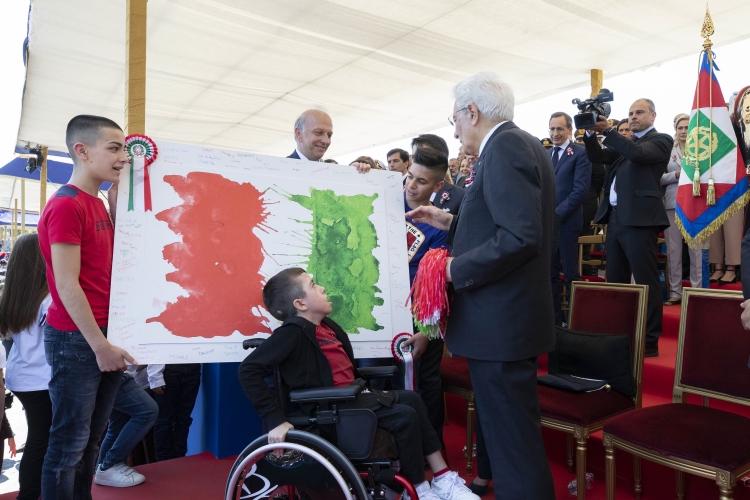 Il Presidente della Repubblica Sergio Mattarella con il Ministro dell'Istruzione Marco Bussetti e con una rappresentanza di studenti che dona al Presidente della Repubblica un puzzle in occasione della Festa della Repubblica
