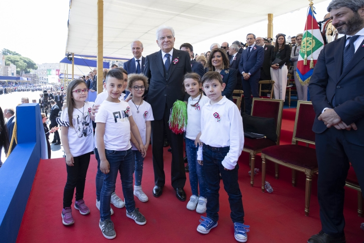 Il Presidente della Repubblica Sergio Mattarella con il Ministro dell'Istruzione Marco Bussetti e con una rappresentanza di studenti che dona al Presidente della Repubblica un puzzle in occasione della Festa della Repubblica
