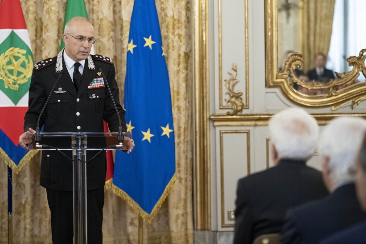 Il Presidente della Repubblica Sergio Mattarella nel corso dell'incontro con il Gen. C.A. Giovanni Nistri ed una rappresentanza di Carabinieri in occasione del 205° anniversario di costituzione dell'Arma
