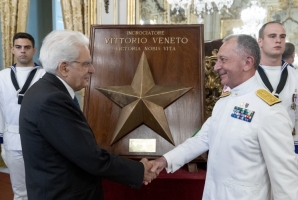 Il Presidente Sergio Mattarella con l’Amm. Sq. Valter GIRARDELLI, Capo di Stato Maggiore della Marina Militare in occasione dell'incontro con  una rappresentanza della Marina Militare, nella ricorrenza della Festa della Marina