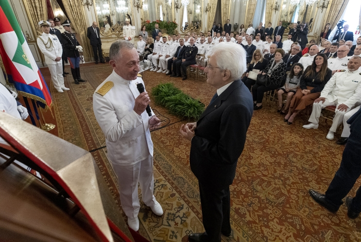 Il Presidente Sergio Mattarella con l’Amm. Sq. Valter GIRARDELLI, Capo di Stato Maggiore della Marina Militare in occasione dell'incontro con  una rappresentanza della Marina Militare, nella ricorrenza della Festa della Marina
