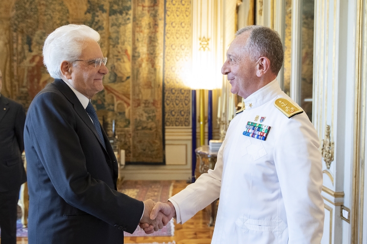 Il Presidente Sergio Mattarella con l’Amm. Sq. Valter GIRARDELLI, Capo di Stato Maggiore della Marina Militare in occasione della Festa della Marina