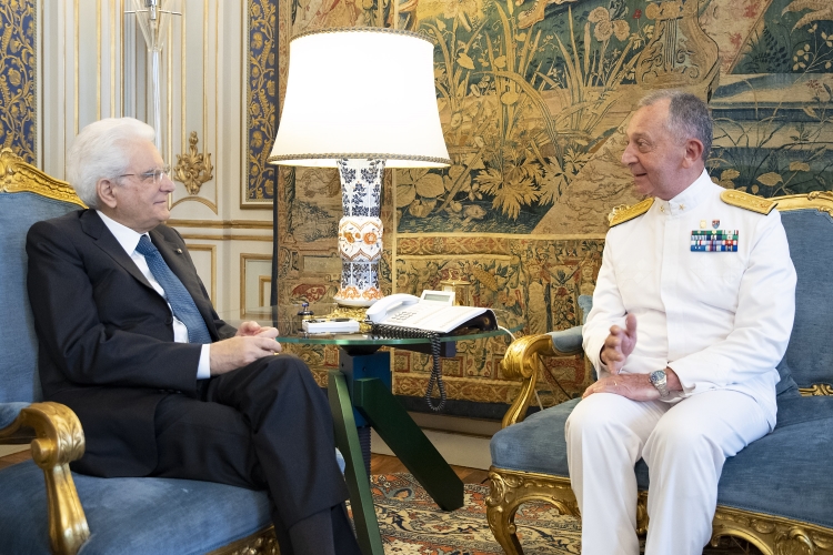 Il Presidente Sergio Mattarella con l’Amm. Sq. Valter GIRARDELLI, Capo di Stato Maggiore della Marina Militare in occasione della Festa della Marina