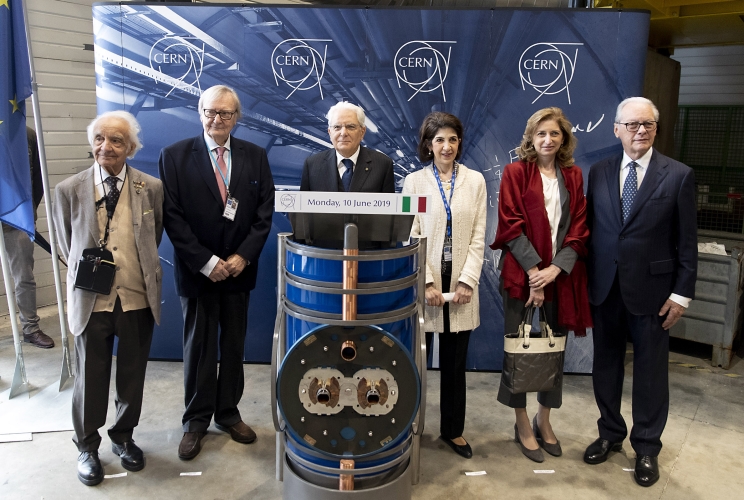 Il Presidente della Repubblica Sergio Mattarella con Fabiola Gianotti, Direttore del CERN,  il Prof. Antonino Zichichi e il Prof. Carlo Rubbia, in occasione della visita al CERN
