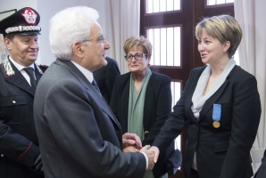  Il Presidente Sergio mattarella con la mamma e la moglie del Colonnello Valerio Gildoni