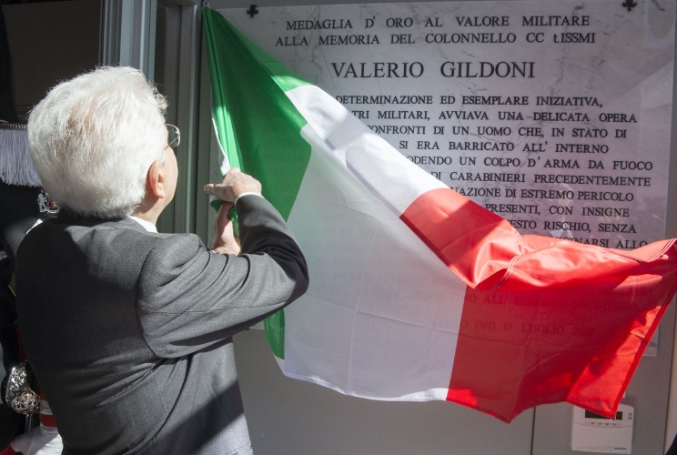  Il Presidente Sergio Mattarella scopre una lapide in memoria del Colonnello Valerio Gildoni, 