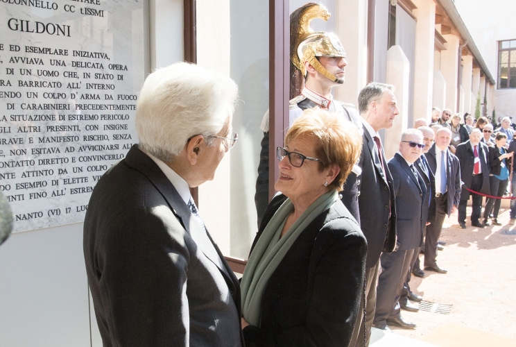  Il Presidente Sergio Mattarella con la mamma del Colonnello Valerio Gildoni