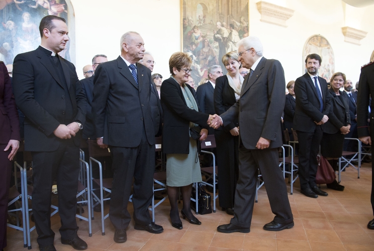 Il Presidente Sergio Mattarella saluta i familiari del Colonnello Valerio Gildoni, 
