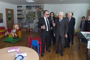 Il Presidente Sergio Mattarella accompagnato dal Presidente del Comitato per la Vita "Daniele Chianelli", 