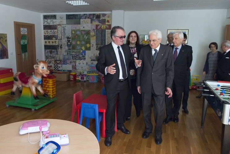 Il Presidente Sergio Mattarella accompagnato dal Presidente del Comitato per la Vita "Daniele Chianelli", 