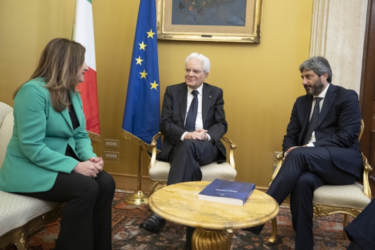Il Presidente della Repubblica Sergio Mattarella, con il Presidente della camera Roberto Fico e l'Autorità garante per l'infanzia e l'adolescenza Filomena Albano in occasione della presentazione della Relazione annuale dell'Autorità