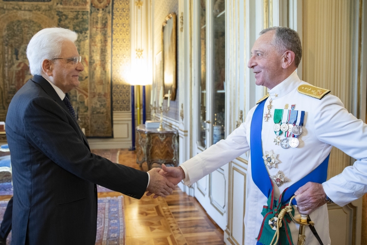Il Presidente Sergio Mattarella con l'Ammiraglio di Squadra Valter Girardelli, Capo di Stato Maggiore della Marina Militare uscente
