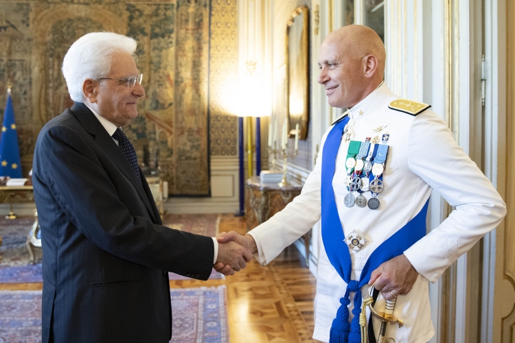 Il Presidente Sergio Mattarella con l'Ammiraglio di Squadra Giuseppe Cavo Dragone, Capo di Stato Maggiore della Marina Militare subentrante
