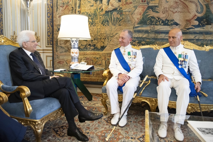 Il Presidente Sergio Mattarella nel corso dell'incontro con l'Ammiraglio di Squadra Valter Girardelli e l'Ammiraglio di Squadra Giuseppe Cavo Dragone, rispettivamente Capo di Stato Maggiore della Marina Militare uscente e subentrante
