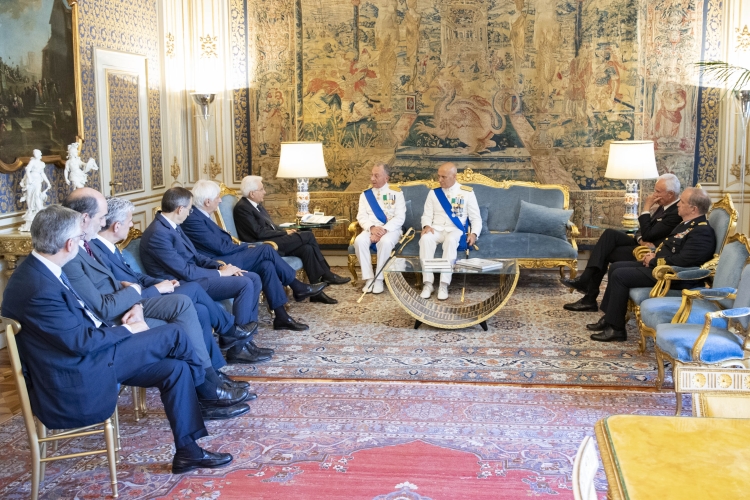 Il Presidente Sergio Mattarella nel corso dell'incontro con l'Ammiraglio di Squadra Valter Girardelli e l'Ammiraglio di Squadra Giuseppe Cavo Dragone, rispettivamente Capo di Stato Maggiore della Marina Militare uscente e subentrante
