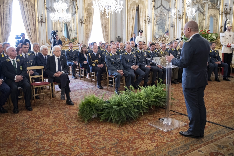 Il Presidente Sergio Mattarella con rappresentanza della Guardia di Finanza, in occasione del 245° anniversario di fondazione.
