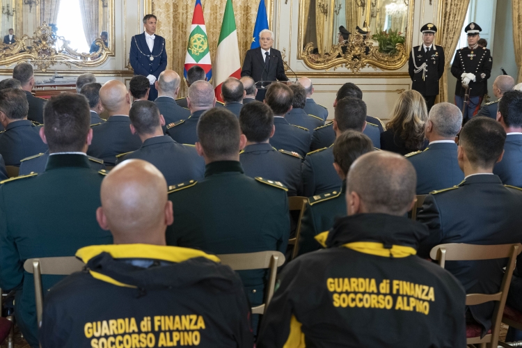 Il Presidente Sergio Mattarella in occasione dell'incontro con rappresentanza della Guardia di Finanza