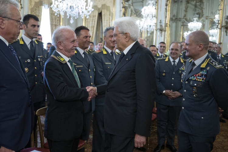 Il Presidente Sergio Mattarella con una rappresentanza della Guardia di Finanza,in occasione del 245° anniversario di fondazione