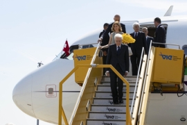 Il Presidente Sergio Mattarella e la Sig.ra Laura, all'aeroporto di Vienna, Schwechat, in occasione della visita di Stato nella Repubblica d'Austria. 
