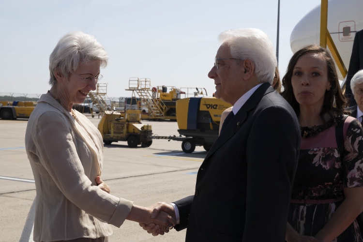 Il Presidente Sergio Mattarella all'aeroporto di Vienna,Schwechat,accolto dal Ministro della Digitalizzazione e dell'Economia, Elisabeth Udolf-Strobl, in occasione della visita di Stato nella Repubblica d'Austria