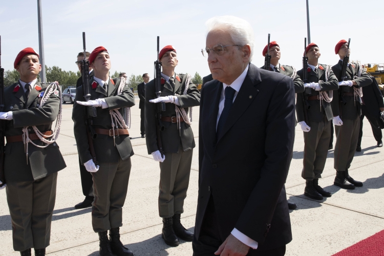Il Presidente Sergio Mattarella all'aeroporto di Vienna, Schwechat, in occasione della visita di Stato nella Repubblica d'Austria 
