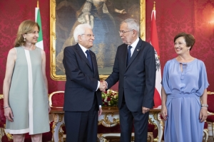 Il Presidente Sergio Mattarella e la Sig.ra Laura, alla Hofburg, con il Presidente Federale della Repubblica d'Austria Alexander Van der Bellen, e consorte, Doris Schmidauer,in occasione della visita di Stato nella Repubblica d'Austria