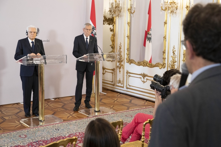 Il Presidente Sergio Mattarella con il Presidente Federale della Repubblica d'Austria Alexander Van der Bellen,durante le dichiarazioni alla stampa,in occasione della visita di Stato nella Repubblica d'Austria