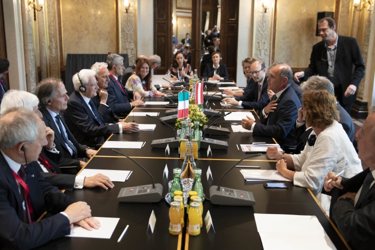 Il Presidente Sergio Mattarella a Palazzo Epstein durante i colloqui con il Presidente del Consiglio Nazionale, Wolfgang Sobotka, e le rispettive delegazioni, in occasione della visita di Stato nella Repubblica d'Austria. 
