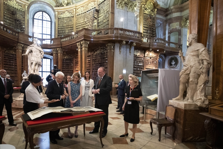 Il Presidente Sergio Mattarella e la Sig.ra Laura,alla Biblioteca Nazionale Austriaca,in occasione della visita di Stato nella Repubblica d'Austria