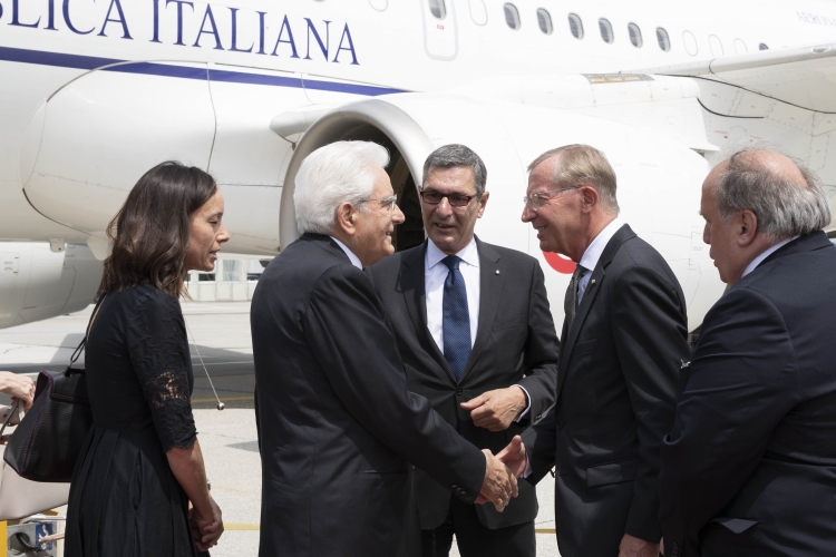 Il Presidente Sergio Mattarella all'aeroporto Wolfgang Amadeus Mozart di Salisburgo,accolto dal Governatore Wilfried Haslauer,in occasione della visita di Stato nella Repubblica d'Austria