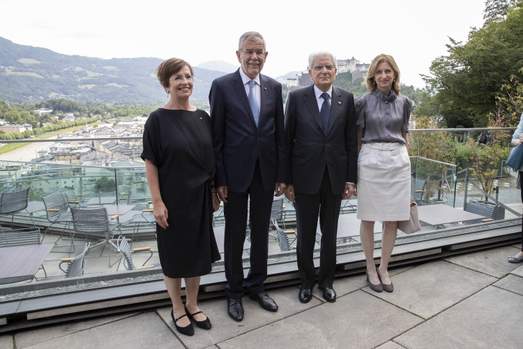 Il Presidente Sergio Mattarella e la Sig.ra Laura, a Salisburgo, con il Presidente Federale della Repubblica d'Austria Alexander Van der Bellen, e la consorte, Doris Schmidauer, in occasione della visita di Stato nella Repubblica d'Austria 
