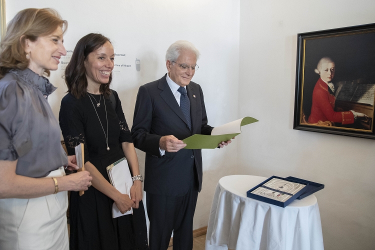 Il Presidente Sergio Mattarella e la sig.ra Laura durante la visita alla casa Natale di Mozart 