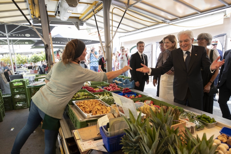 Il Presidente Sergio Mattarella e la sig.ra Laura durante la passeggiata nel centro storico di Salisburgo