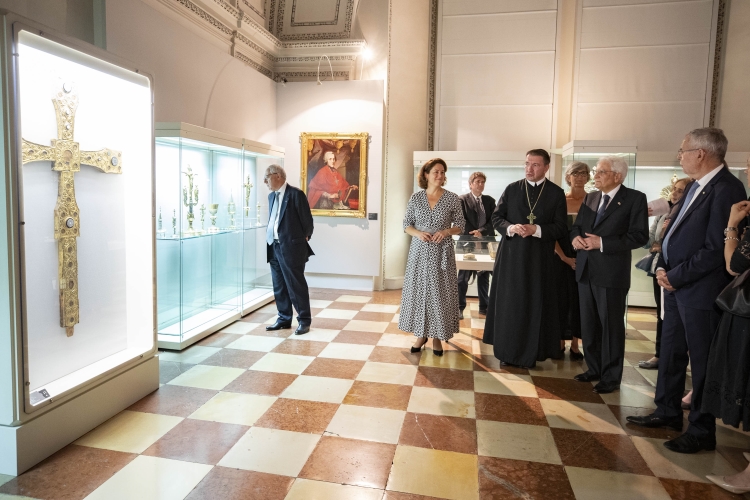 Il Presidente Sergio Mattarella durante la visita al complesso monumentale del Duomo