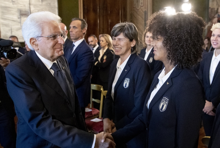 Il Presidente Sergio Mattarella saluta Sara Gama e Milena Bertolini, rispettivamente Capitano e Commissario Tecnico della Nazionale italiana di calcio femminile, in occasione dell'incontro con la Nazionale italiana di calcio femminile che ha partecipato alla fase finale dei mondiali 2019 in Francia