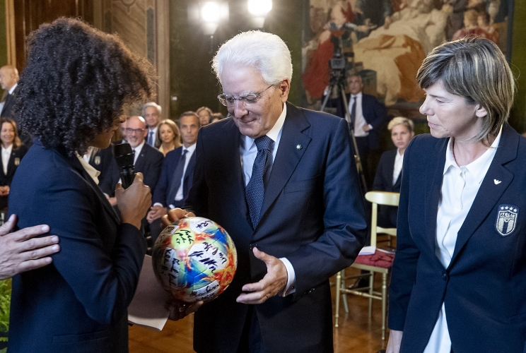 Il Presidente Sergio Mattarella con Sara Gama e Milena Bertolini, rispettivamente Capitano e Commissario Tecnico della Nazionale italiana di calcio femminile, in occasione dell'incontro con la Nazionale italiana di calcio femminile che ha partecipato alla fase finale dei mondiali 2019 in Francia