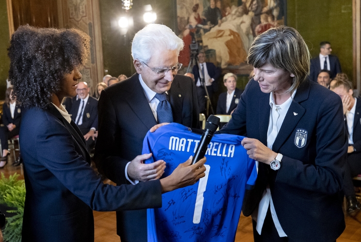 Il Presidente Sergio Mattarella con Sara Gama e Milena Bertolini, rispettivamente Capitano e Commissario Tecnico della Nazionale italiana di calcio femminile, in occasione dell'incontro con la Nazionale italiana di calcio femminile che ha partecipato alla fase finale dei mondiali 2019 in Francia