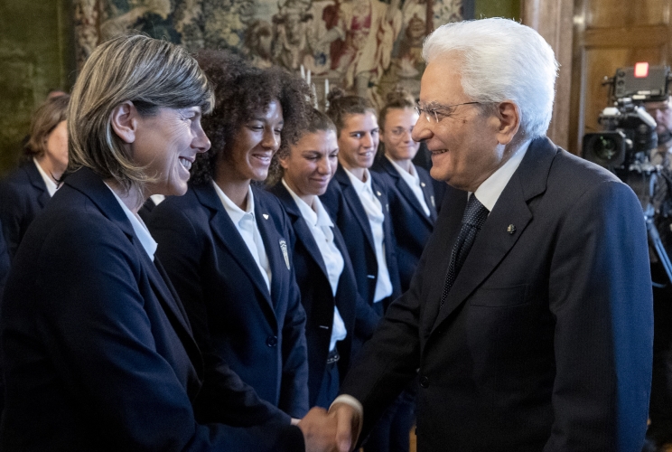 Il Presidente Sergio Mattarella saluta Milena Bertolini, Commissario Tecnico della Nazionale italiana di calcio femminile, in occasione dell'incontro con la Nazionale italiana di calcio femminile che ha partecipato alla fase finale dei mondiali 2019 in Francia