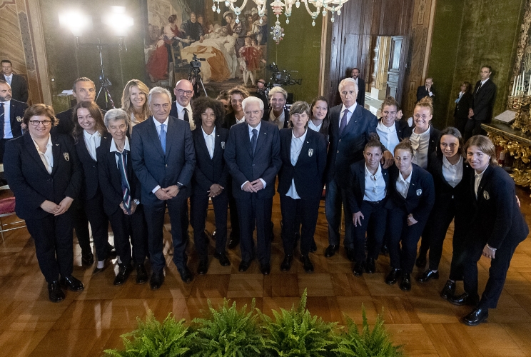 Il Presidente Sergio Mattarella con la Nazionale italiana di calcio femminile che ha partecipato alla fase finale dei mondiali 2019 in Francia