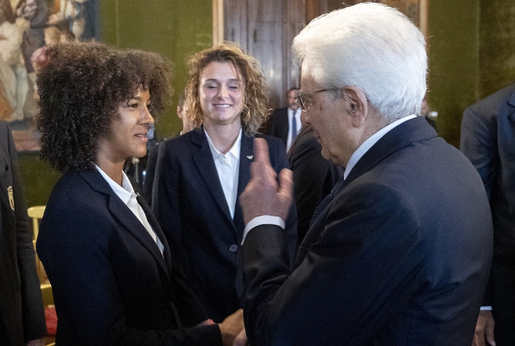 Il Presidente Sergio Mattarella con Sara Gama, Capitano della Nazionale italiana di calcio femminile, al termine dell'incontro con la Nazionale italiana di calcio femminile che ha partecipato alla fase finale dei mondiali 2019 in Francia