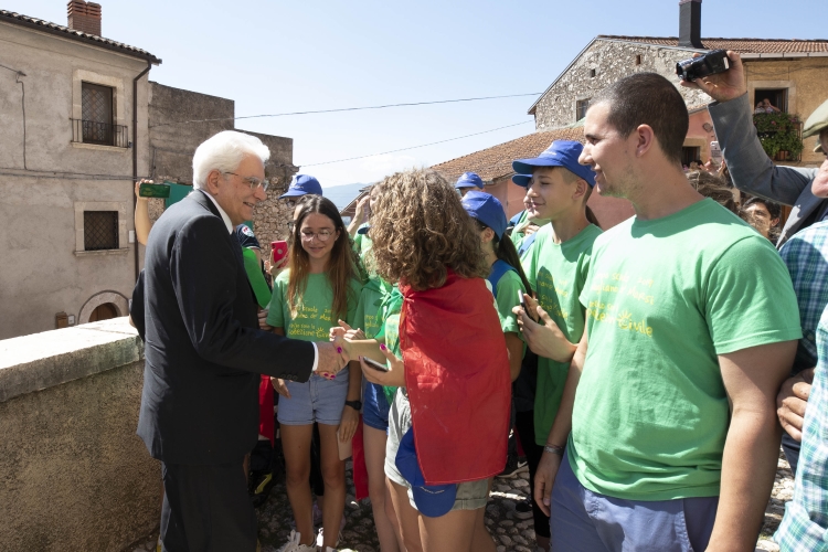 Il Presidente Sergio Mattarella è accolto a Scurcola Marsicana, in occasione del 750° anniversario della Battaglia di Tagliacozzo tra Corradino di Svevia e Carlo I D’Angiò
